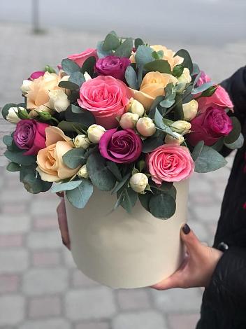 Цветочная композиция из Розы в шляпной коробке в Симбухово