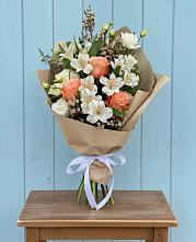 Букет цветов из:  Альстромерии, Лизиантусы, Розы и Хризантемы в Симбухово