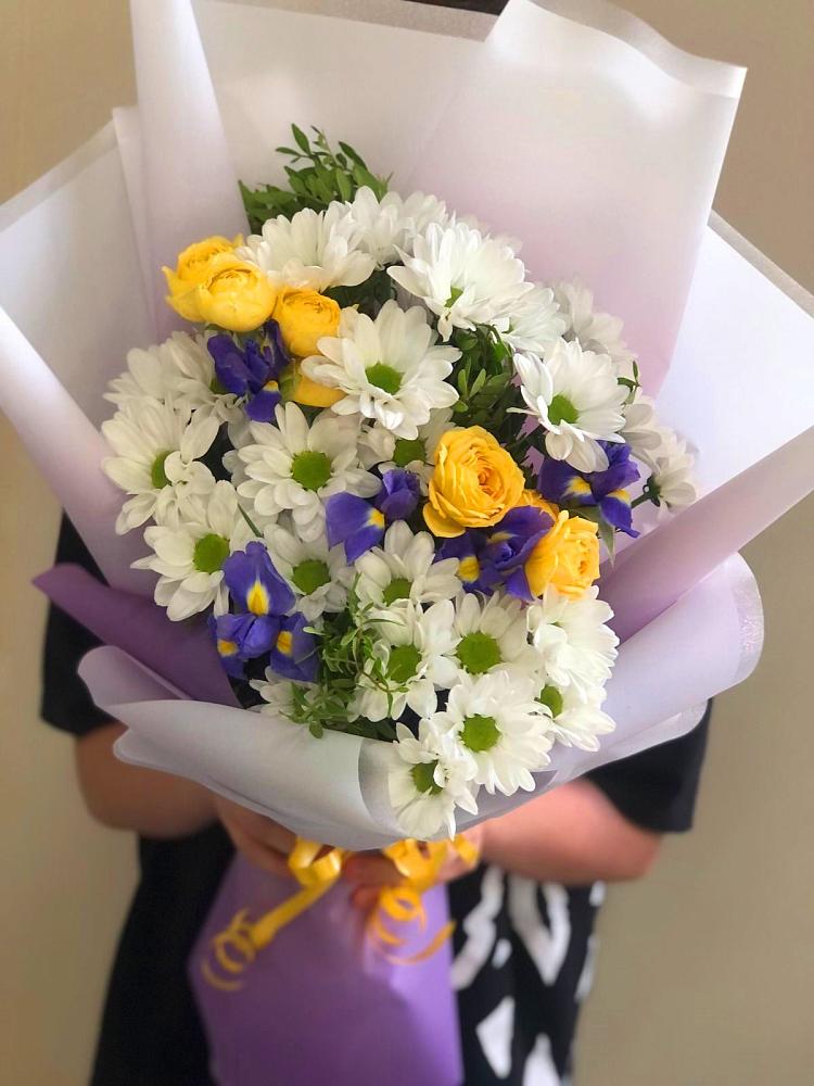 Букет цветов из: Ирисы, Хризантемы и Розы в Симбухово