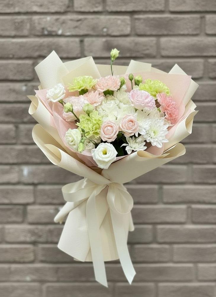 Букет цветов из: Гвоздики, Розы, Лизиантусы и Хризантемы в Симбухово