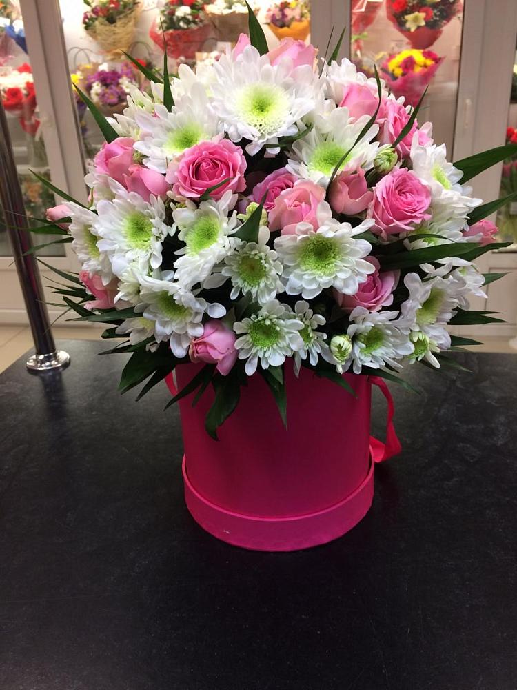 Цветочная композиция из Розы и Хризантемы в шляпной коробке в Симбухово