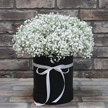 Цветочная композиция из Гипсофила в шляпной коробке в Симбухово