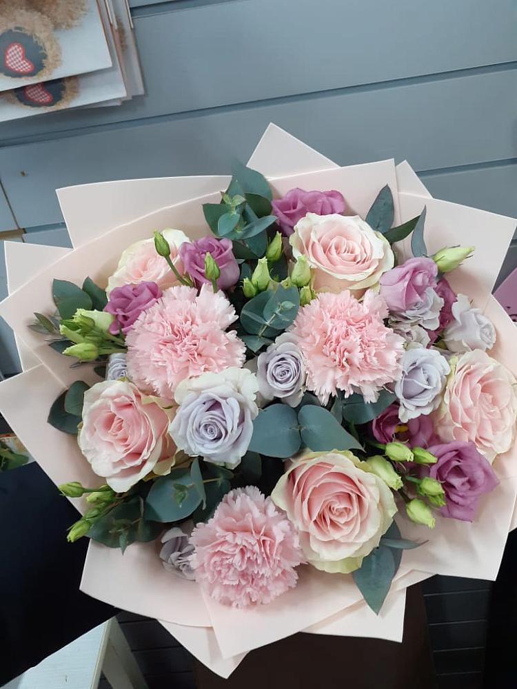 Букет цветов из: Розы, Гвоздики и Лизиантусы в Симбухово