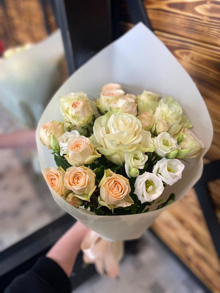 Букет цветов из: Розы и Лизиантусы в Симбухово